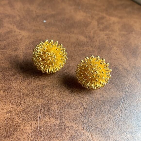 Vintage Avon Star Sparkle Earrings 3D Yellow Gold Round Stud Pierced - Picture 4 of 8